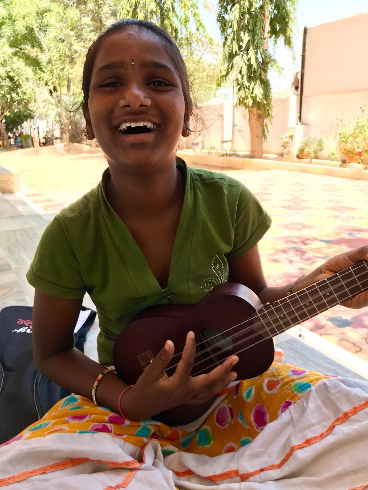 Shravanti beim Ukulele spielen