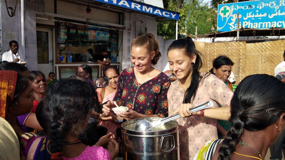 Essensausgabe vor einem öffentlichen Krankenhaus